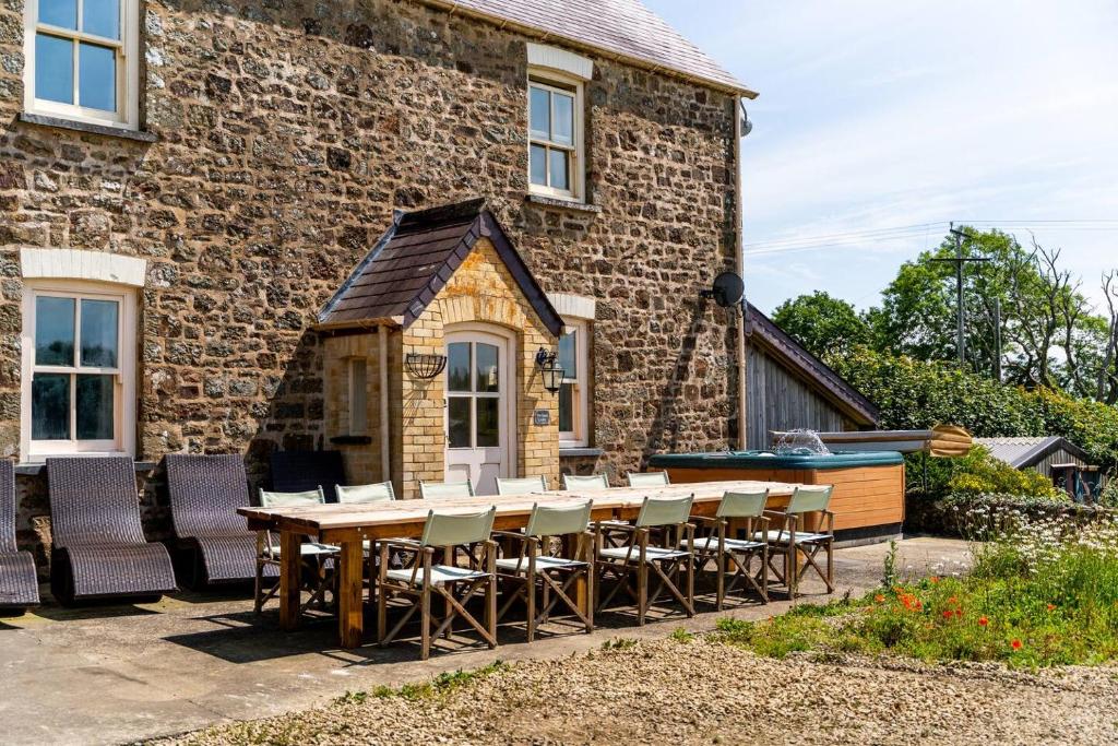 Charming Rural Escape with Hot Tub Play Room BBQ, Llawhaden