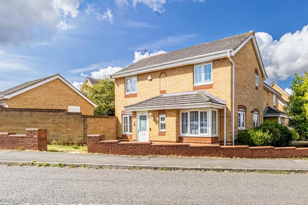 Modern & comfy 4 bedrooms Corby house free parking, Great Oakley