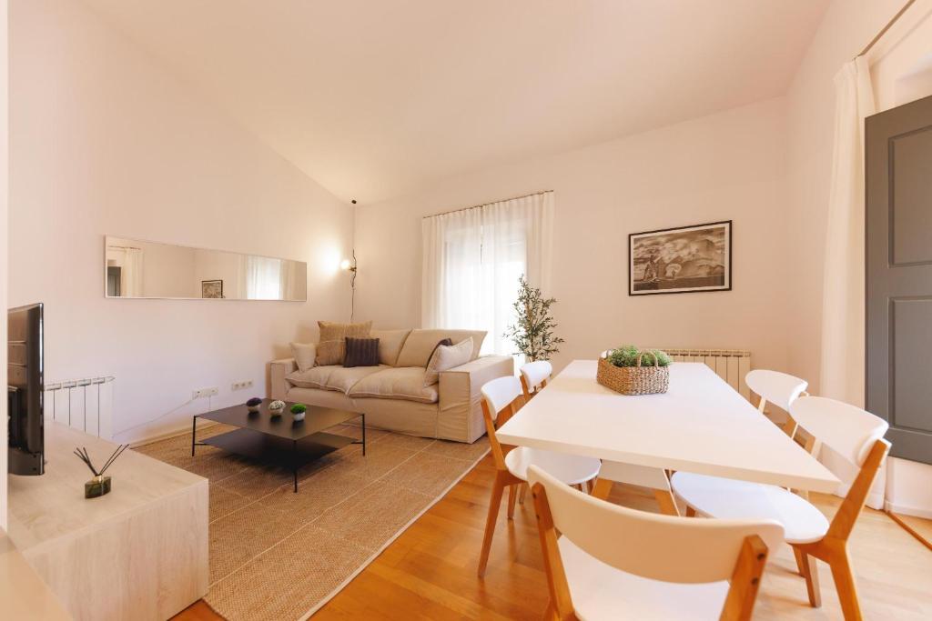 Bravissimo Cort Reial 4B Duplex, Monthly Apartment - 2