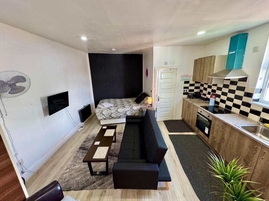 Self-Contained Studio with kitchen & bathroom - Warm Welcome Inn , Stirchley, Birmingham