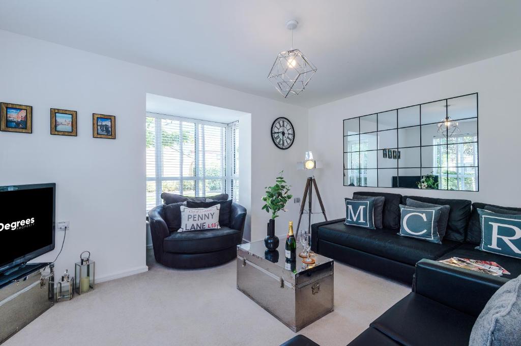 Stunning Riverside 3-Bed Home by 53 Degrees Property in Manchester with Garden & FREE Parking!, Manchester