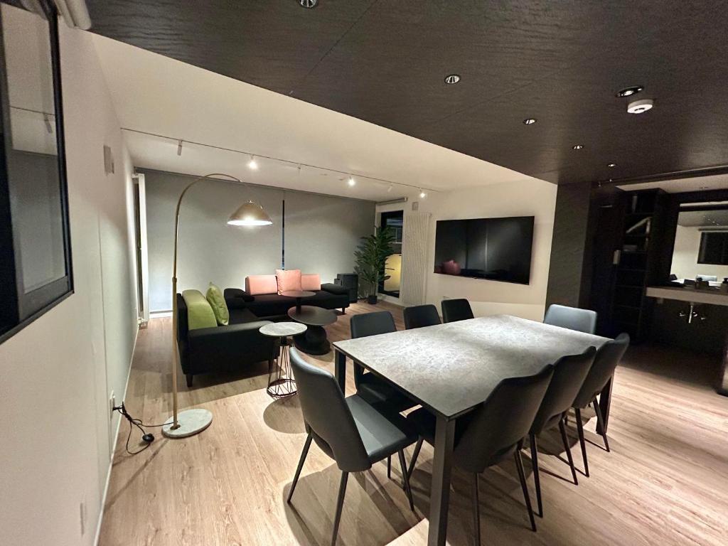 Hotel TERRACE 88의 넓은 거실과 풀키친 이미지