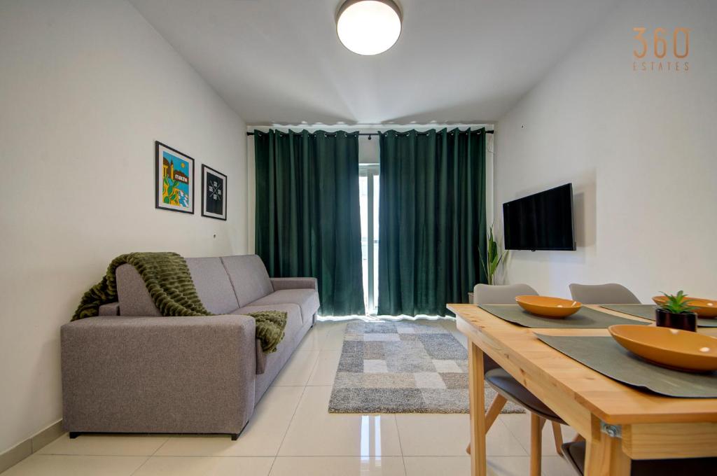 Beautiful, Central Gzira suites with Wifi & AC by 360 Estates, Gżira