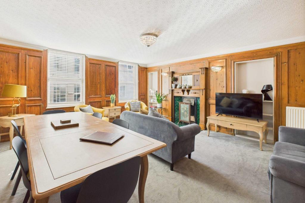 Host & Stay - Leading Lights, Whitby