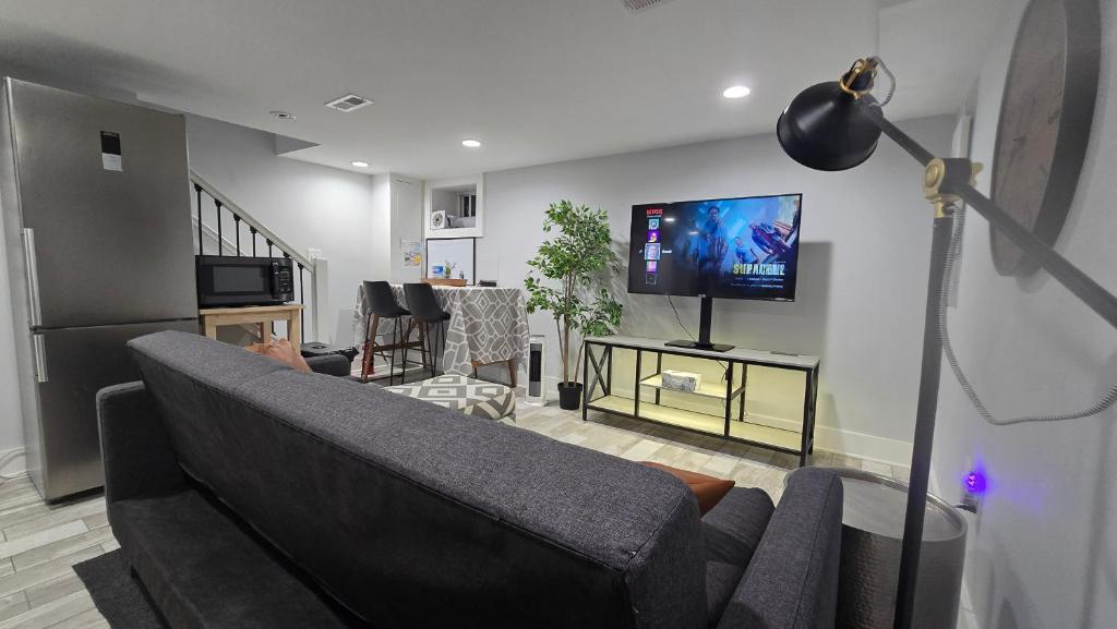 Charming, Newly Renovated 1 Bed, 1 Ba, FREE Parking, Washington