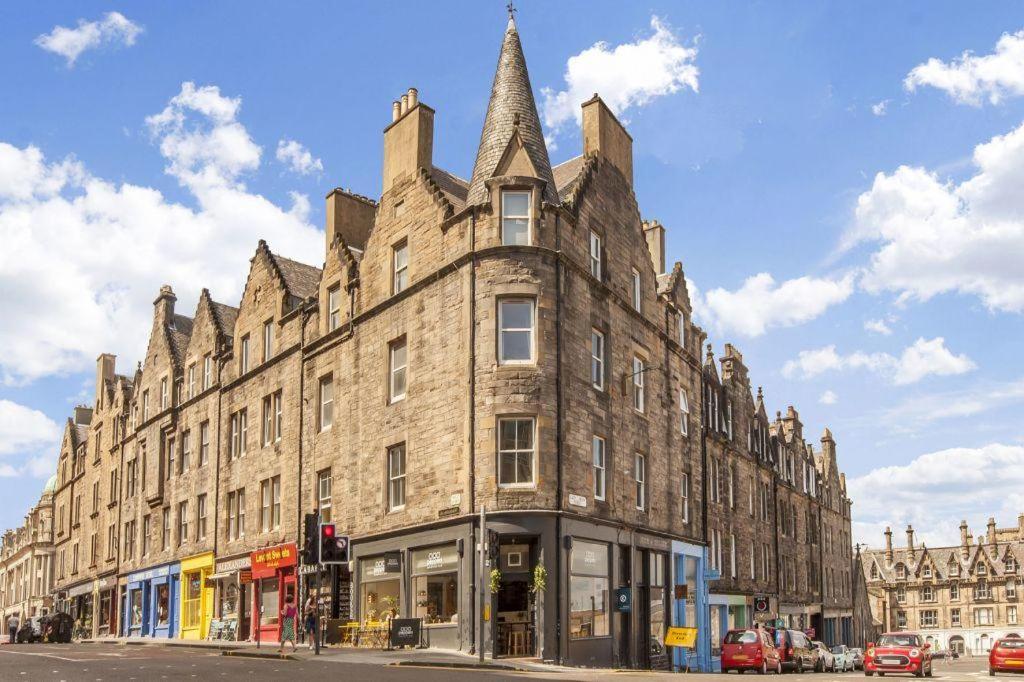 Spacious boutique two-bedroom apartment next to the castle, Edinburgh
