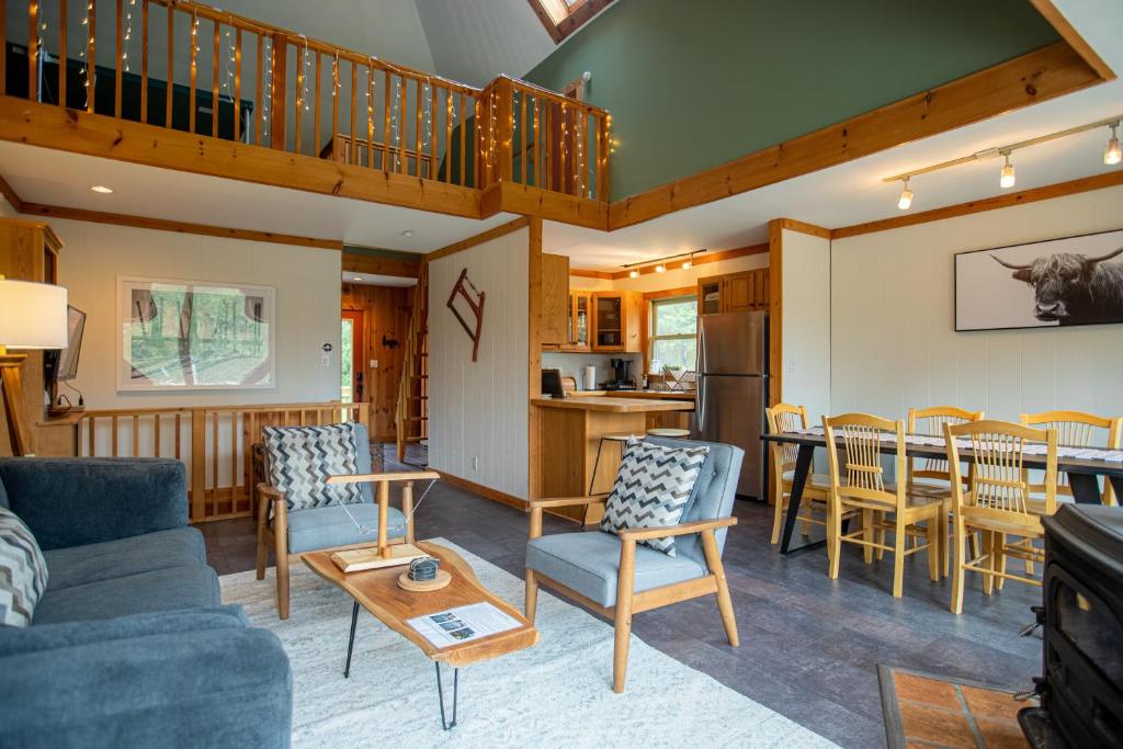 MtSnow , HotTub, Pool, Air Hockey,Ping Pong, Darts, Wilmington