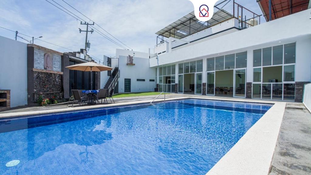 House with Terrace & Pool in Coyula Ideal Groups, Guadalajara