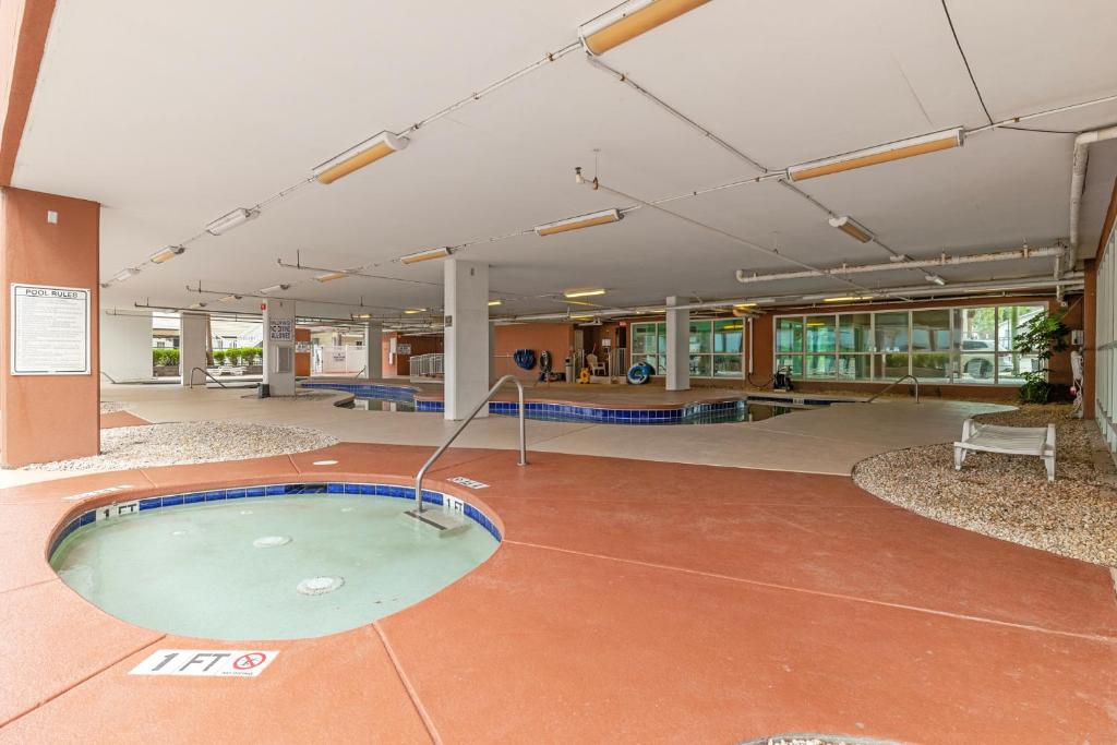 3 BR Oceanfront Condo located in North-end Myrtle Beach, sleeps 8!, Myrtle Beach