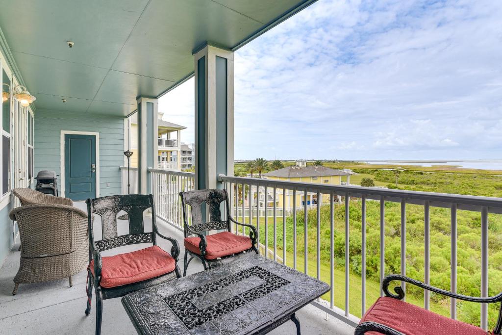 Walk to Beach Condo with Bay View in Galveston, Galveston