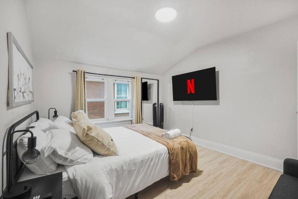 2BR Apt Mins from Beach and Downtown Free Parking, Oshawa