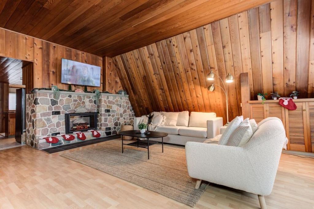 Rustic A-Frame with Hot Tub Fire pit Pool Table, Copper Cliff