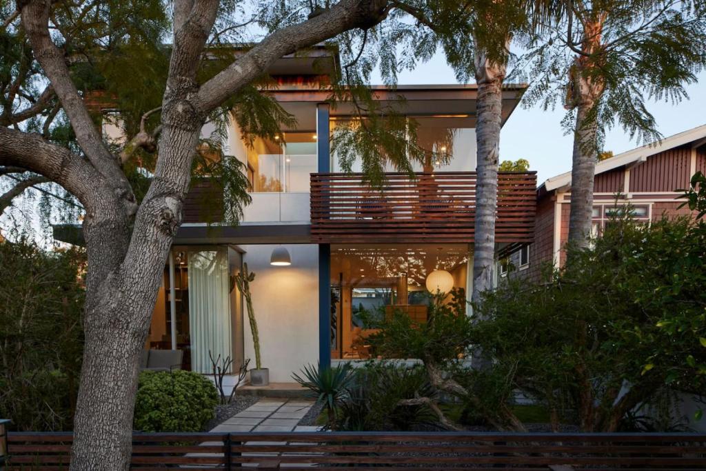 Architectural Walk Street Home Venice Elegance, Los Angeles