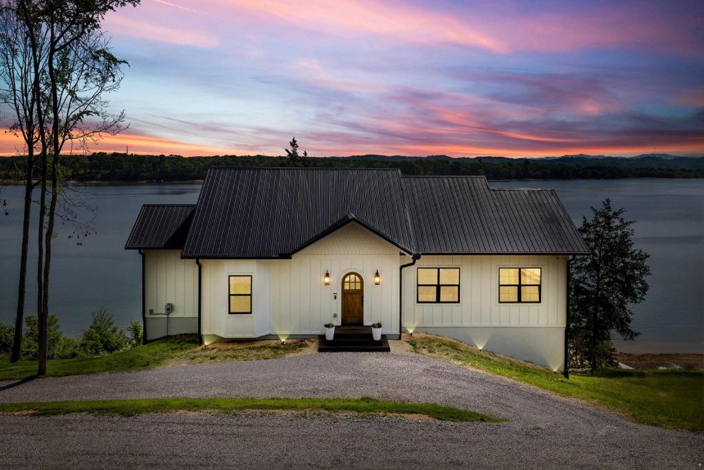 Someday Cottage Luxury Lakefront Views for 6 withPool & Billiards, Dandridge