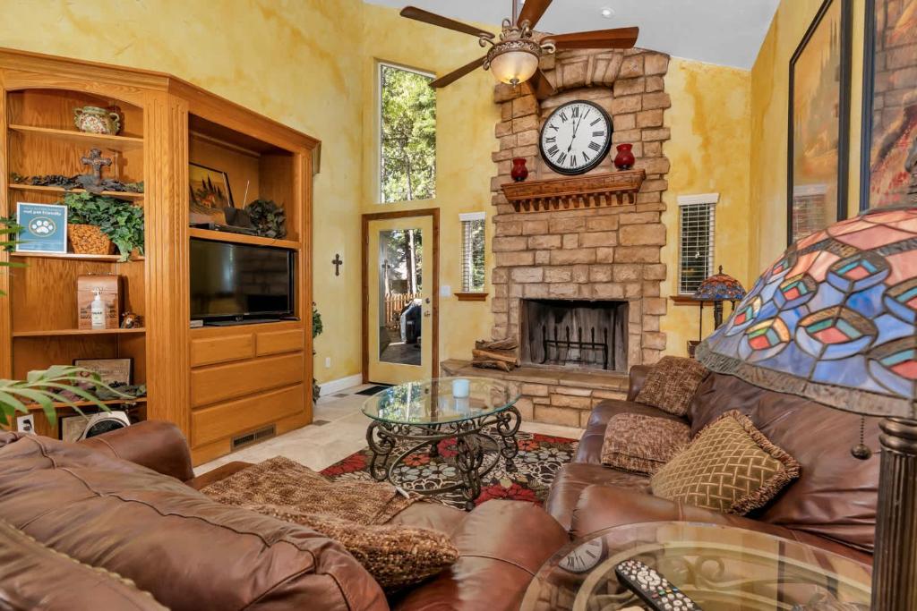 A Tuscan Adventure in California 3 BDR Sleeps 8, Shaver Lake