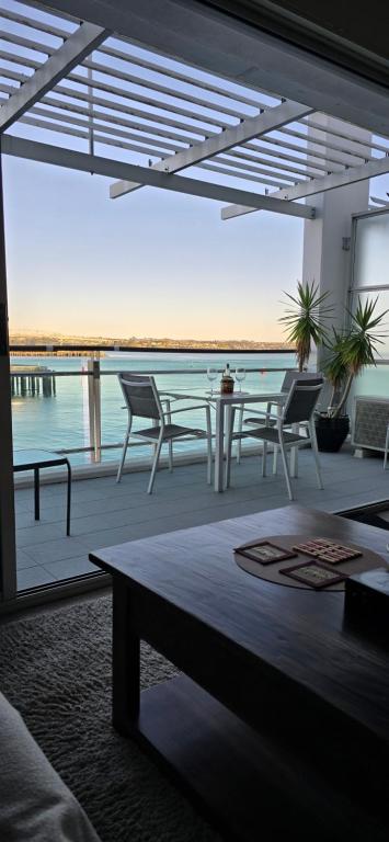 Life on Water- Princes Wharf apartment with fabulous views, Auckland