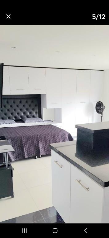Apartaestudio la Frontera Poblado, Медельин