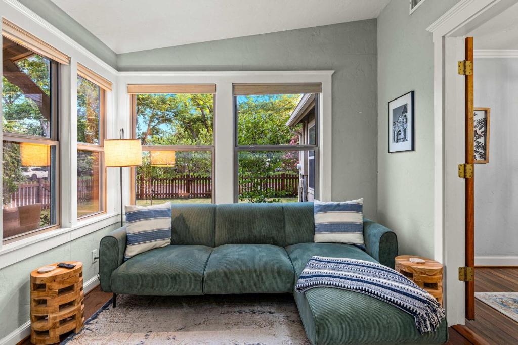 Peach Haus - Hot Tub & Fire Pit, Fredericksburg