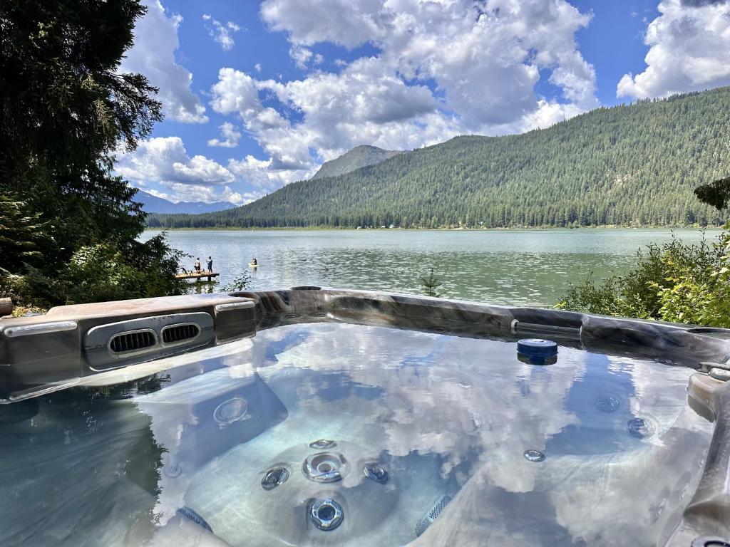 Alpine Lake Escape on Fish Lake by NW Comfy Cabins, Leavenworth