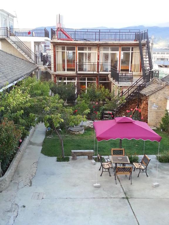 Kevin's Trekker Inn — Hotel in Deqen