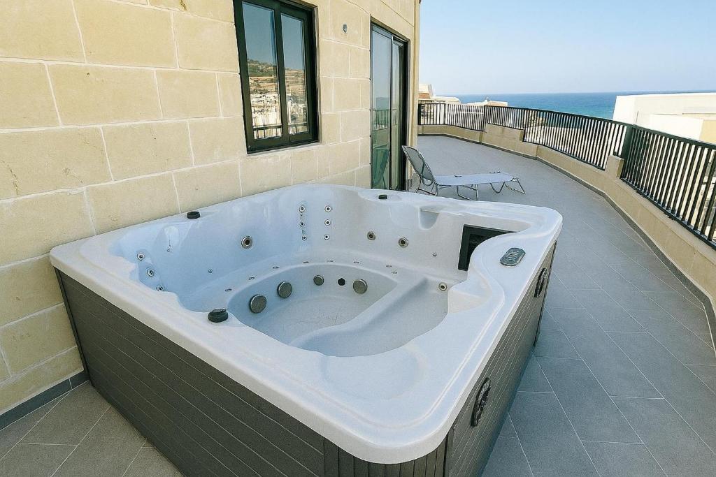 GuestHost - Penthouse with Jacuzzi in Gozo Island!, Marsalforn
