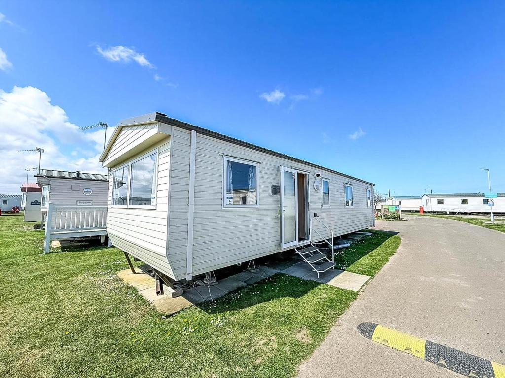 Superb 8 Berth Caravan At California Cliffs, Near Scratby Beach Ref 50006G, Great Yarmouth