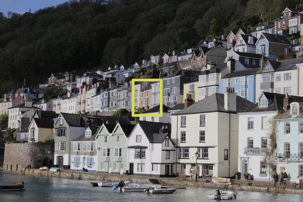 Apartment With River Views & Parking Permit, Dartmouth