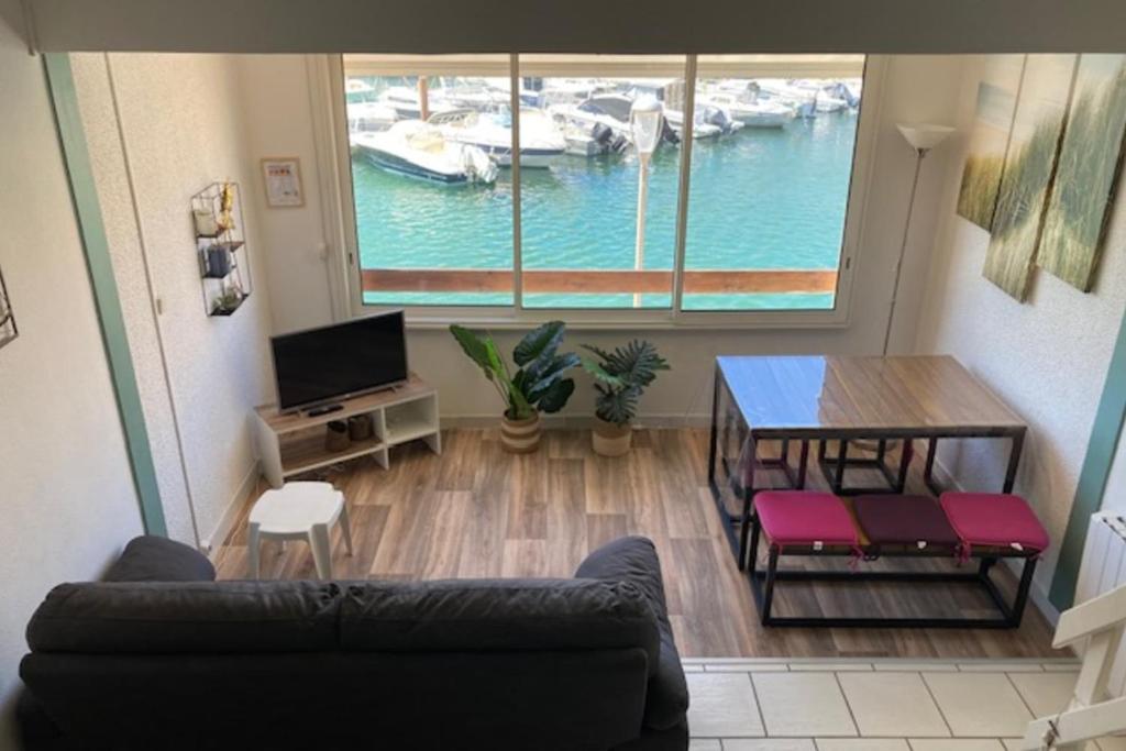 Duplex apartment facing the port, Frontignan