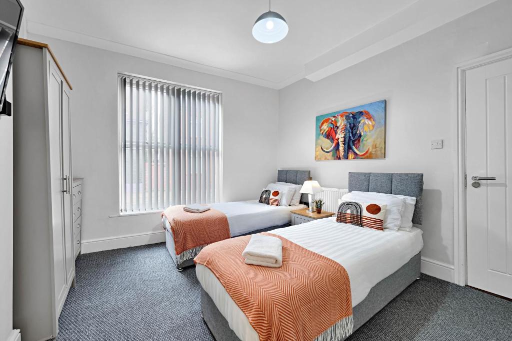 Kemble House - Air Host & Stay - 5 Bedroom, 5 Bathroom - Sleeping 10, Prescot