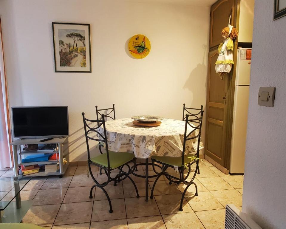 Centrally located apartment with swimming pool - 5