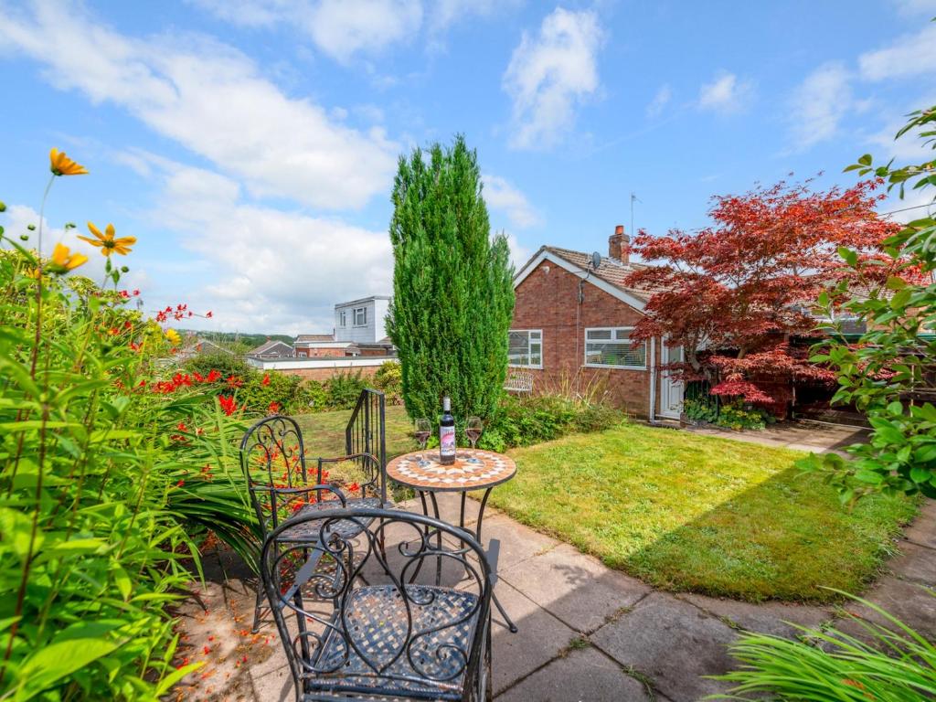 Silverdale Secret Gem with Private Garden Pass the Keys, Newcastle under Lyme