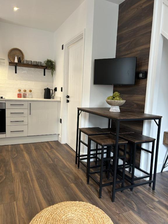 Stylish Home in Central Cheltenham photo 6