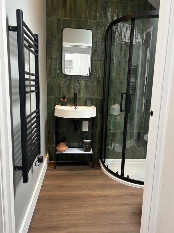 Stylish Home in Central Cheltenham photo 4