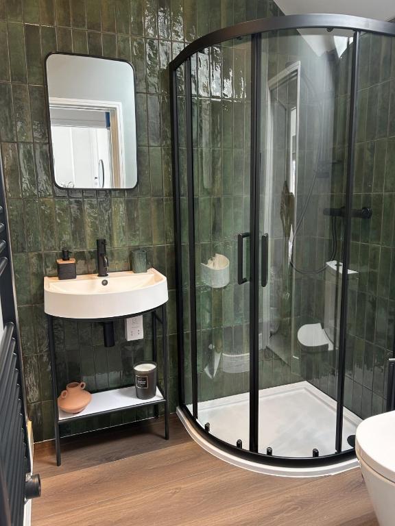 Stylish Home in Central Cheltenham photo 2