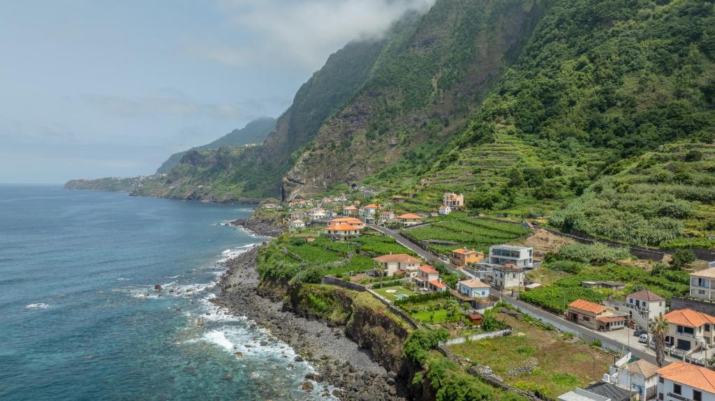 Oceanfront apartment with Terrace and Parking, São Vicente