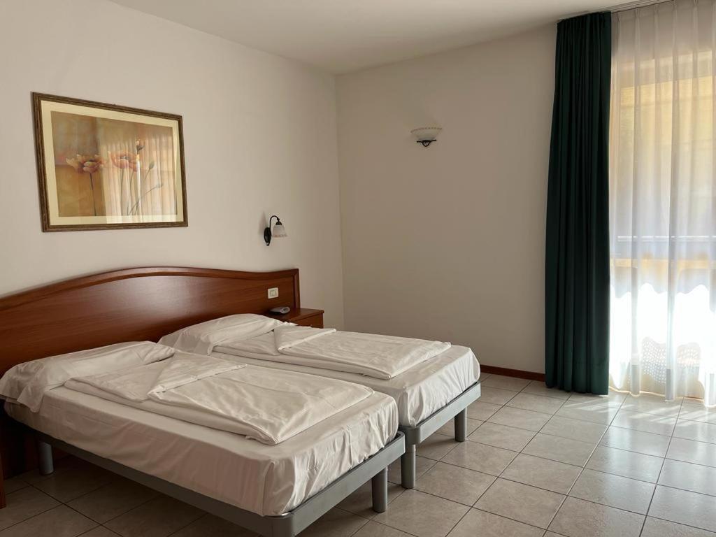 Hotel Florida — Hotel rooms in Limone sul Garda, Lombardy