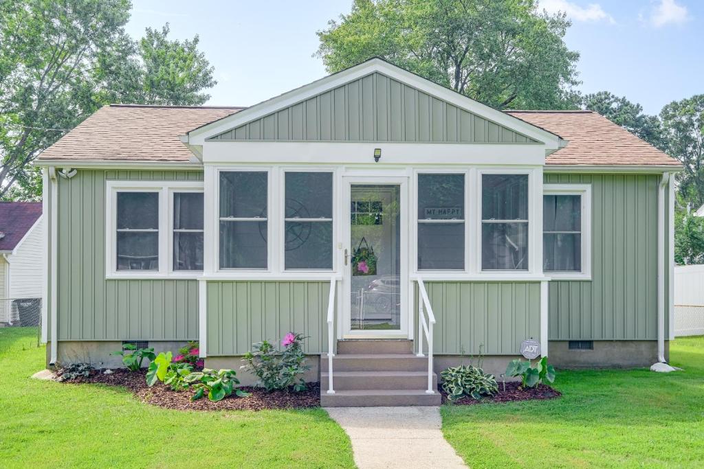 Less Than 1 Mi to Colonial Beach Coastal Gem with 2 Porches, Colonial Beach