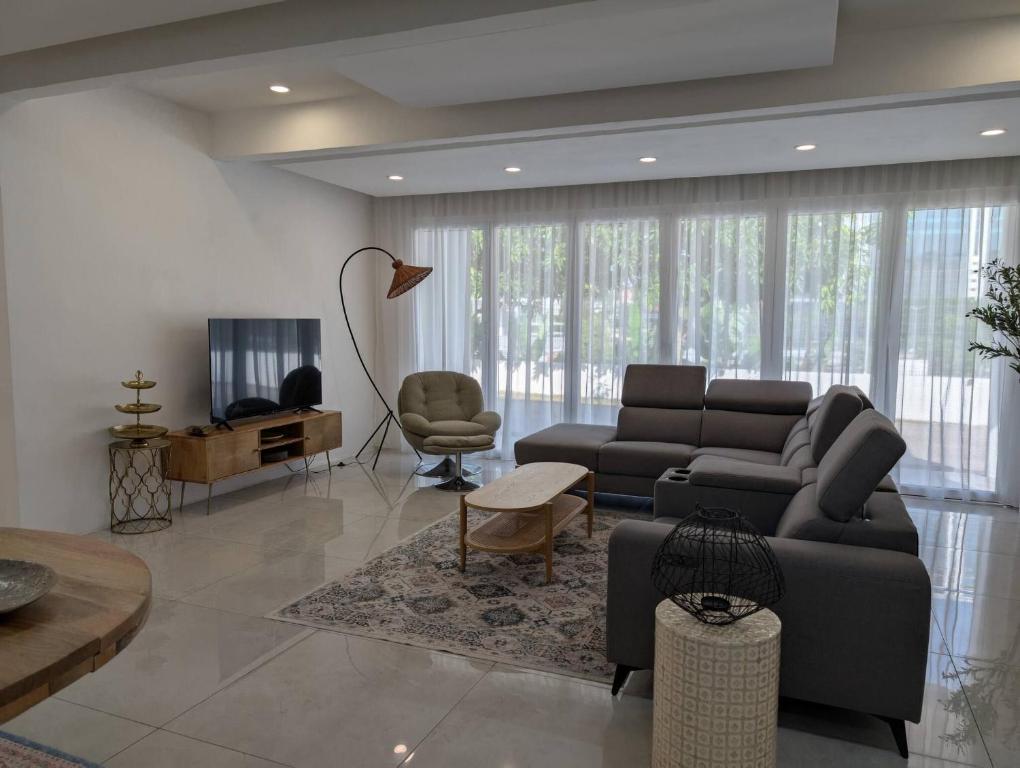 Luxury Tropical Bungalow in Damansara Golden Core, Kuala Lumpur