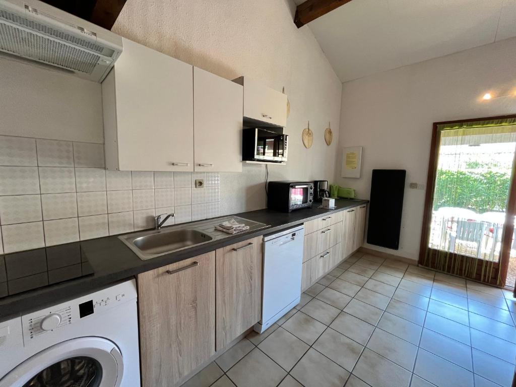 Jolie villa d'angle pour 5 couchages, clim sejour, terrasse, parking dans residence securisee piscine commune 400m de la mer LRJP16 - 4