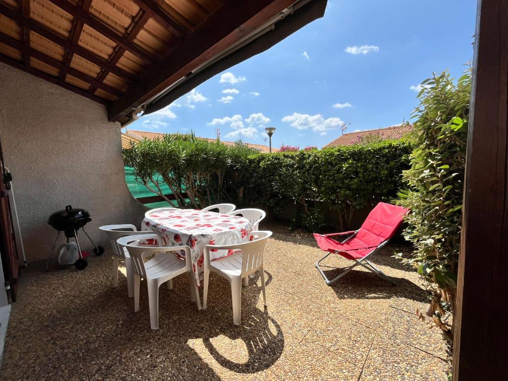Jolie villa d'angle pour 5 couchages, clim sejour, terrasse, parking dans residence securisee piscine commune 400m de la mer LRJP16 - 2