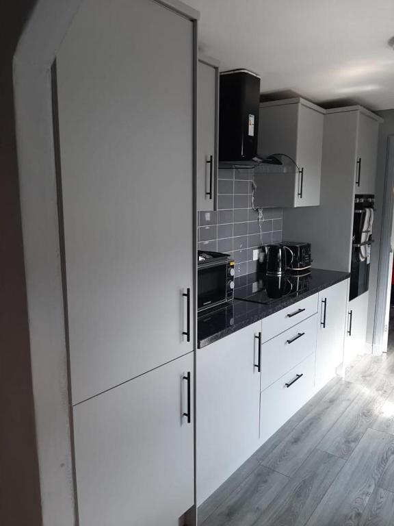 Newly renovated & furnished luxury bedroom, Kirkliston