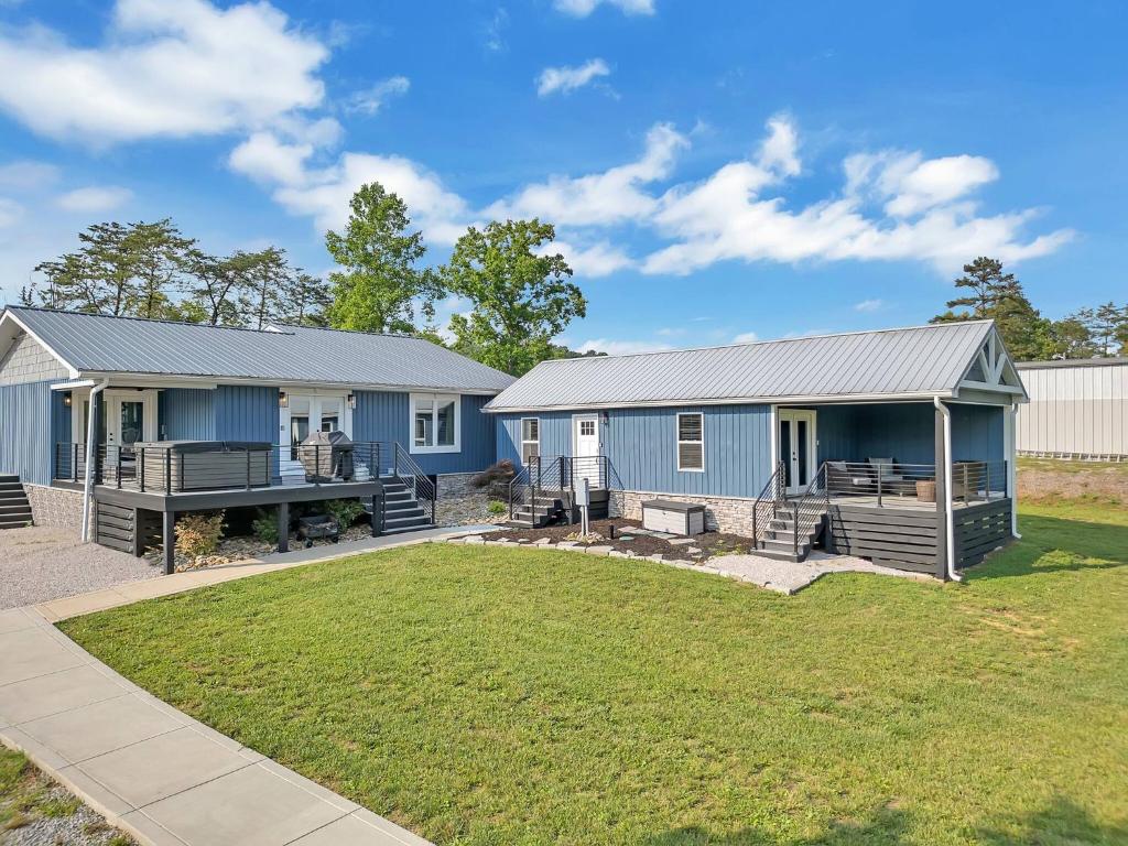 FLAT Lakefront Home w/ Dock-Kayaks-Paddle Board, Sandlick