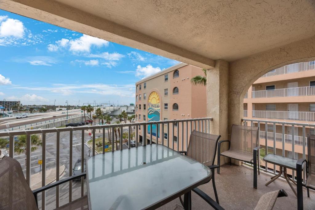 Beachfront Complex - 2b 2b - Beach Place #301, St Pete Beach