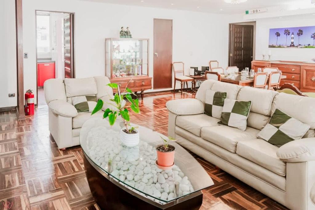 Elegant 2BR Scenic Balcony - 1