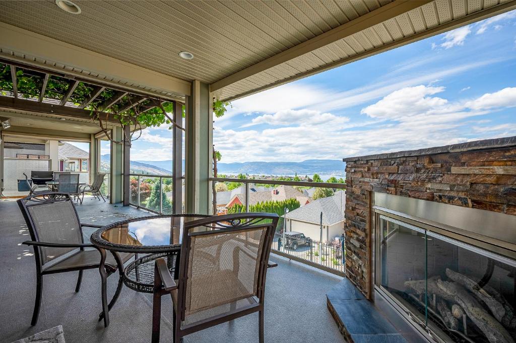 Full House with Amazing Okanagan Views and Hot Tub, Kelowna