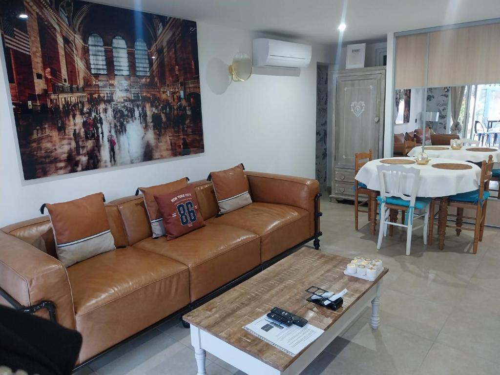Maison rez de chaussée avec un espace jardin, bien située - 1