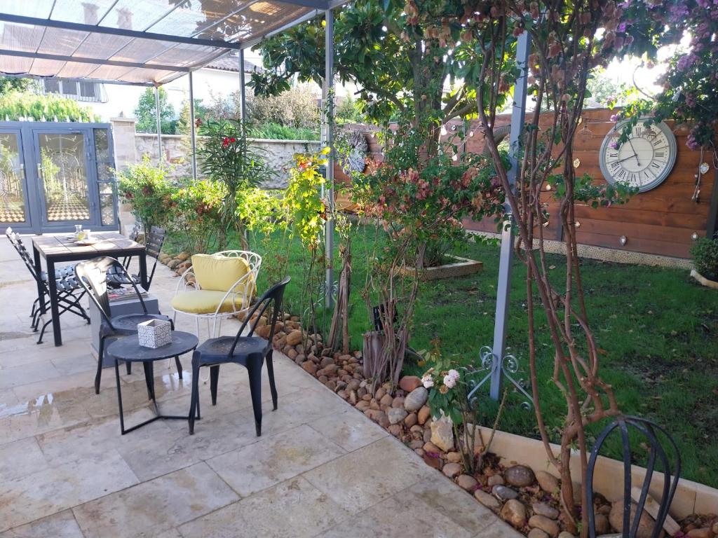 Maison rez de chaussée avec un espace jardin, bien située - 3