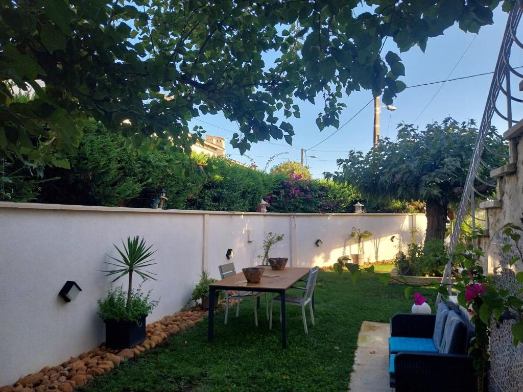 Maison rez de chaussée avec un espace jardin, bien située - 2
