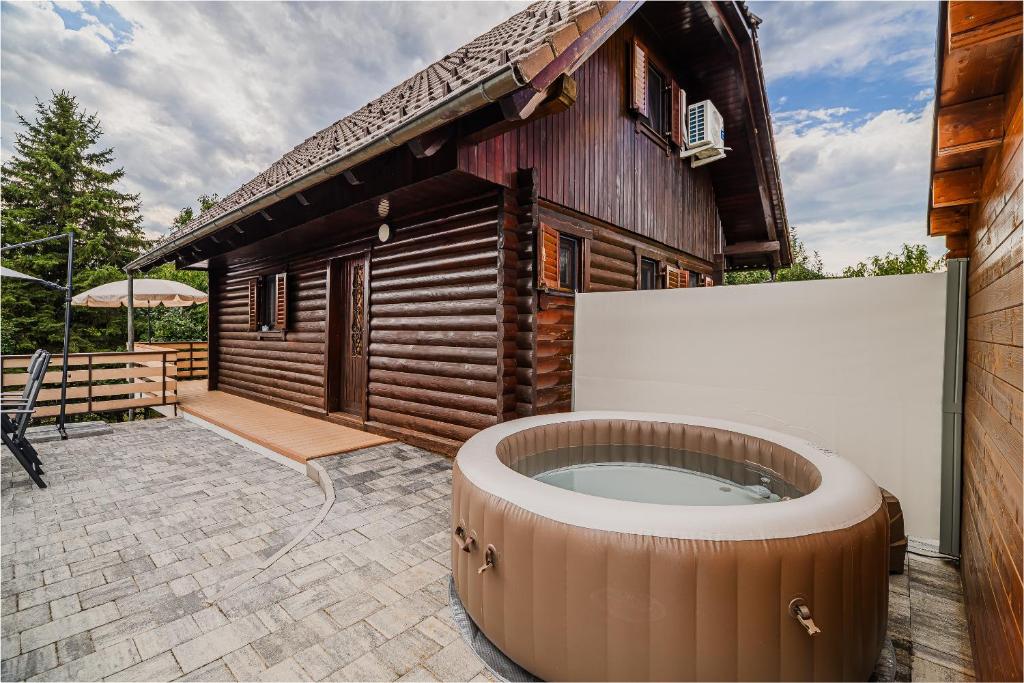 Log Cabin Vista View with Seasonal Hot Tub, Bizeljsko