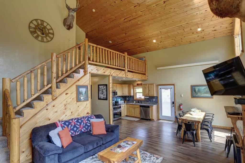 5 Miles from Mt- Rushmore with private hot tub, Keystone